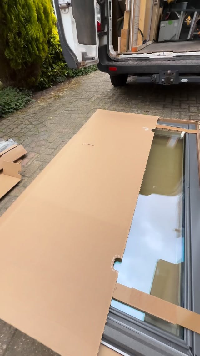 Vandaag waren we in Drachten voor het vervangen van 3 VELUX dakramen 🔨🏠

✅ 1x GGU PK10 0062 (94x160)
✅ 1x GGU MK08 0062 (78x140)
✅ 1x GGU MK04 0062 (78x98)

Daarnaast hebben we ook geplaatst:
☀️ 2x MSL solar elektrisch bedienbare zonwering
🌙 1x SSL solar elektrisch bedienbaar rolluik

Wist u dat er verschillende soorten beglazing mogelijk zijn voor uw dakraam? Denk aan HR++ glas, geluidswerende beglazing, veiligheidsbeglazing of extra zonwerend glas. Voor iedere situatie is er een passende oplossing.

Benieuwd welke beglazing het beste past bij uw woning of dakraam? Neem gerust contact met ons op voor meer informatie of advies 📩

#velux #dakraam #dakraamvervanging #zonwering #drachten