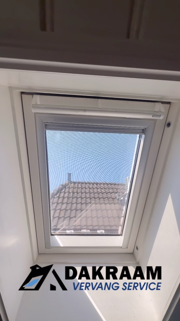 ☀️ Last van warmte en fel zonlicht in huis? Met een VELUX zonwering houd je jouw woning comfortabel én aangenaam koel!
In deze video laten we je in 6 eenvoudige stappen zien hoe de VELUX zonwering werkt en hoe gemakkelijk deze te gebruiken is. 👌
✅ Minder warmte in huis
✅ Minder hinderlijke schittering op schermen
✅ Meer wooncomfort tijdens zonnige dagen
✅ Eenvoudig te bedienen
✅ Perfect passend voor jouw VELUX dakraam
Benieuwd naar de mogelijkheden voor jouw woning? Stuur ons gerust een DM of neem contact met ons op. We helpen je graag verder! 📩
#VELUX #Zonwering #Dakraam #Wooncomfort #DuurzaamWonen