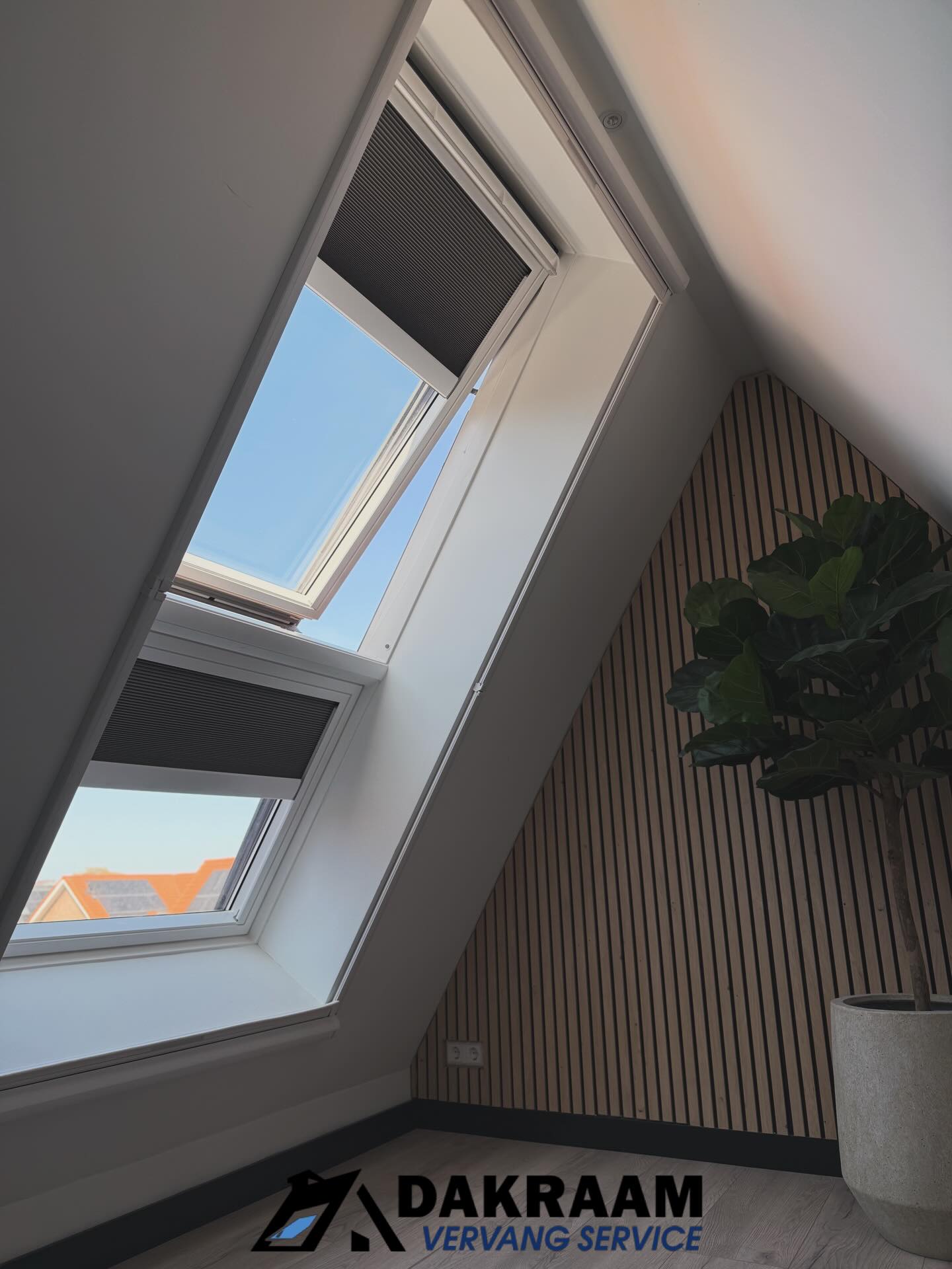Meer licht. Meer ruimte. Meer comfort ✨

Met het VELUX combi hellend dakraam combineer je ventilatie en uitzicht: het bovenste deel is bedienbaar, het onderste een vast glaselement voor extra daglicht 👌

✅ Meer lichtinval
✅ Frisse lucht wanneer jij wilt
✅ Groter en ruimtelijker gevoel
✅ Strak design voor elk schuin dak

Een slimme upgrade voor iedere zolder 🔥

#velux #dakraam #daglicht #interieur #renovatie