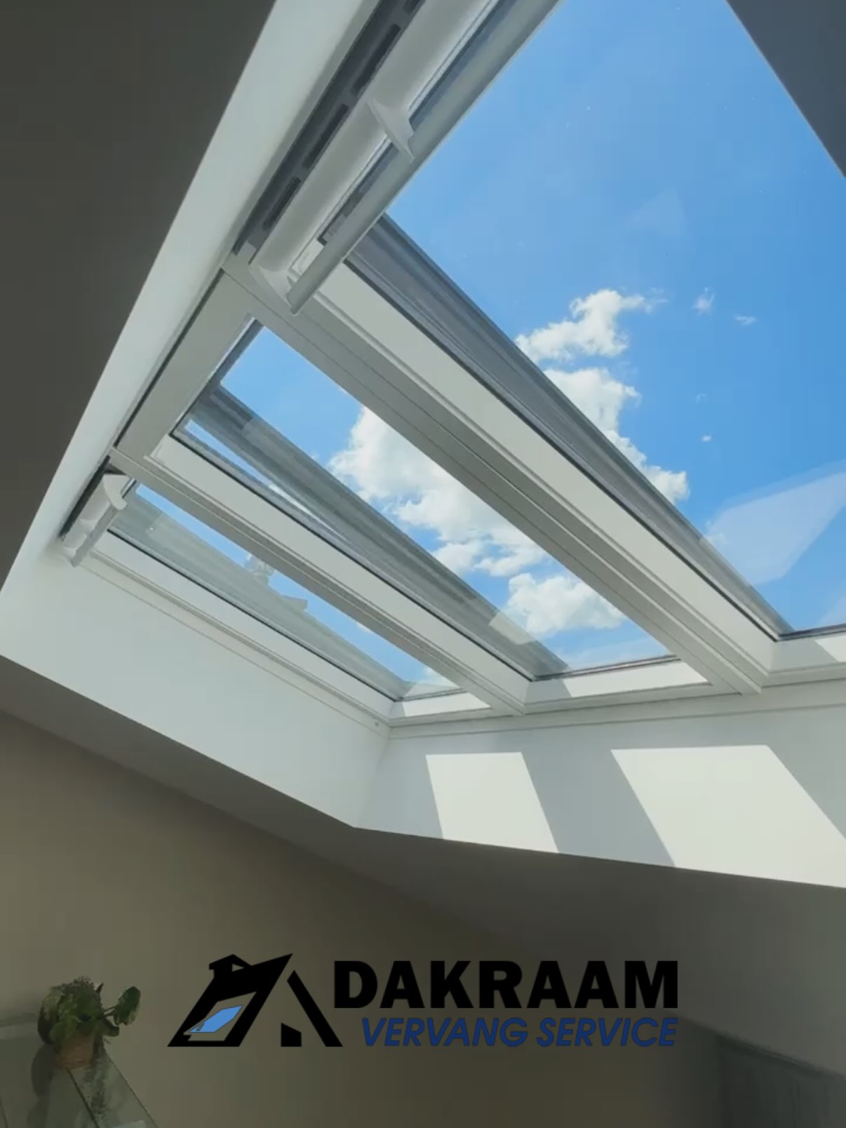 Weer een tevreden klant én een mooi project afgerond 👌✨
Deze woning is voorzien van een 3-in-1 VELUX dakraam met strak gestuukte aftimmering en elektrische solar zonwering ☀️⚡
Het verschil?Meer daglicht, een ruimtelijker gevoel en extra wooncomfort — zonder in te leveren op uitstraling.
Een upgrade die je elke dag terugziet én merkt in huis 🙌
#velux #dakraam #3in1 #afgerondproject #tevredenklant