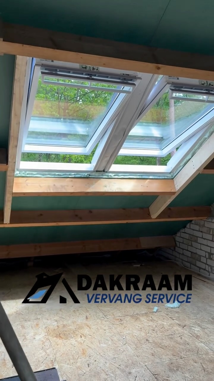 Vandaag 3 VELUX dakramen geplaatst, waarvan 2 gekoppeld 🙌
Tussen de buien door hard doorgewerkt, en als het zonnetje doorkomt even van genieten. Maar alles is gelukt! De afwerking doet de klant zelf vanwege het isoleren, En we komen nog terug voor een extra gekoppeld dakraam én een dakkapel serre. ☀️🏡

Deze toekomstige B&B begint steeds meer vorm te krijgen! ✨

Ben jij benieuwd naar de mogelijkheden bij jou thuis?
Stuur gerust een DM, we denken graag met je mee! 📩

#velux #dakramen #dakkapel #verbouwen #bouwproject